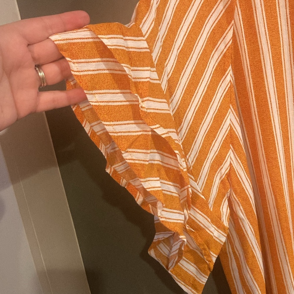 Striped Ruffle-sleeve Blouse - Picture 4 of 4
